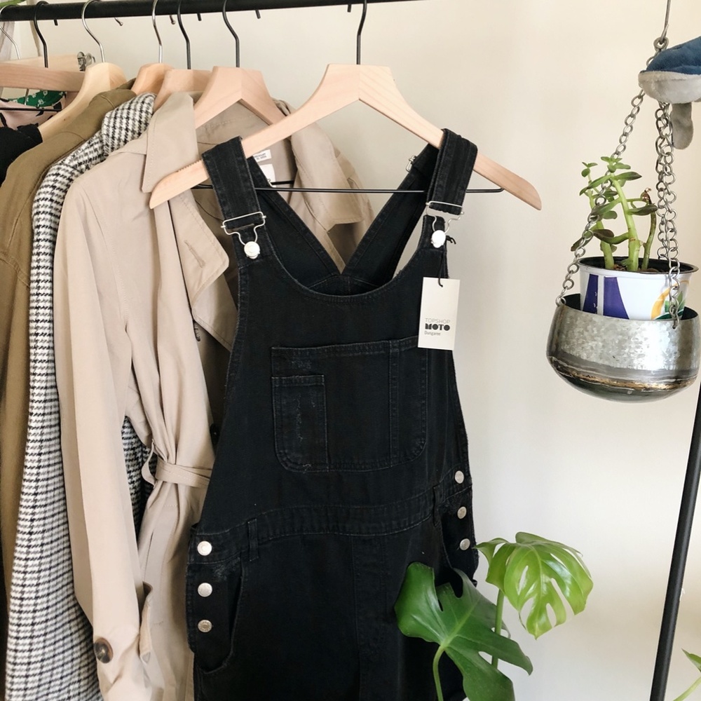 Topshop MOTO Short Denim Dungaree in Washed Black